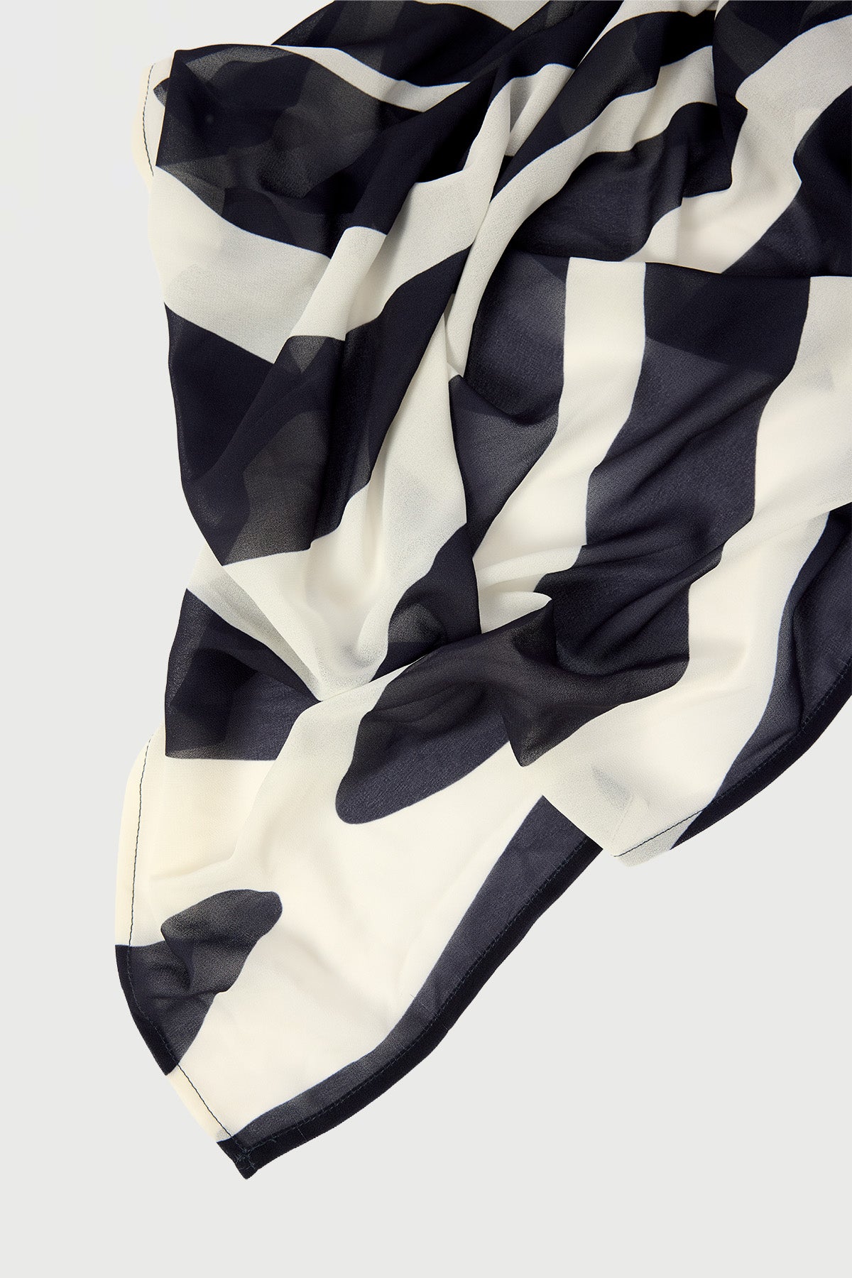 Perfect Stranger Drift Scarf Black/Cream Print